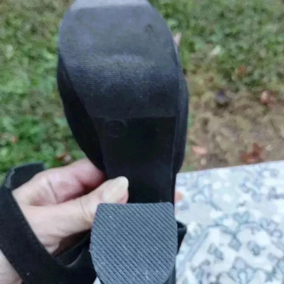 Black peep toe heels with platform - Picture 3 of 7